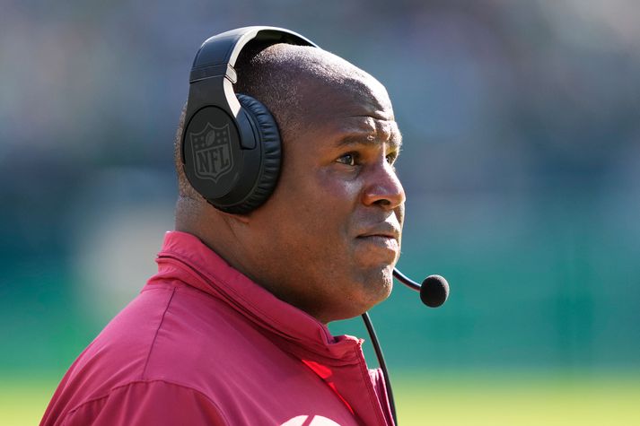 Eric Bieniemy er hér á hliðarlínunni í leik. Hann er einn besti sóknarþjálfari NFL-deildarinnar.