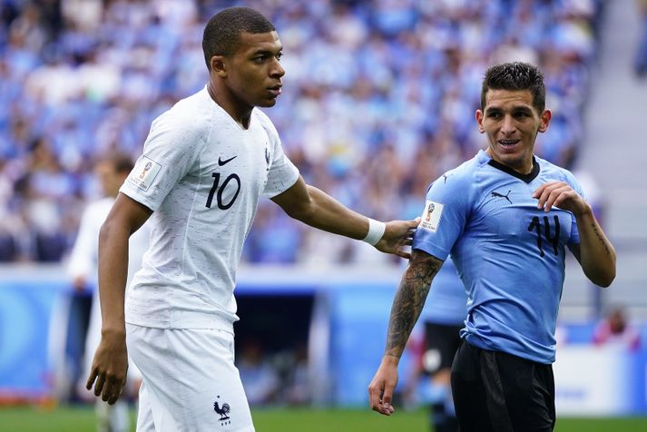 Lucas Torreira og Kylian Mbappe í leik Úrúgvæ og Frakka í 8 liða úrslitum HM.