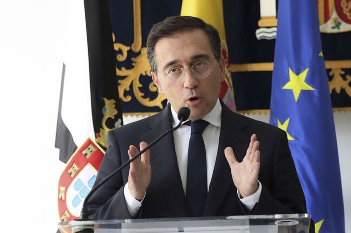 José Manuel Albares, utanríkisráðherra Spánar, ávarpar fjölmiðla í Ceuta á norðurströnd Afríku í morgun.