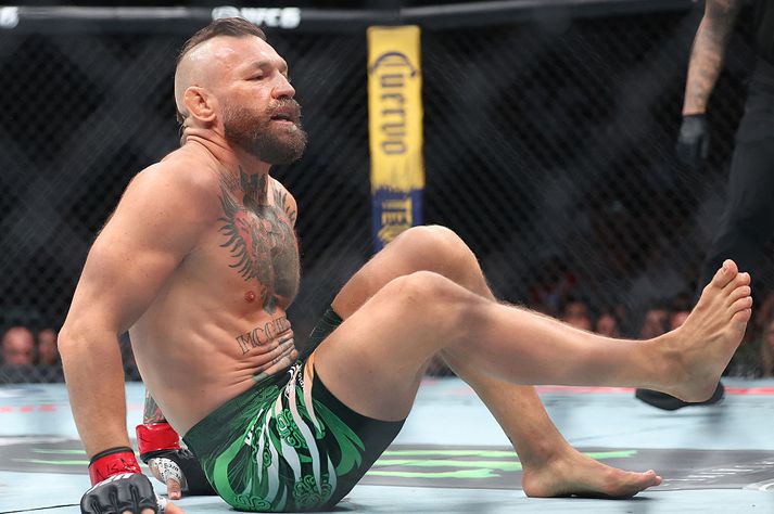 McGregor virðist hafa slitið krossband strax í byrjun bardagans.