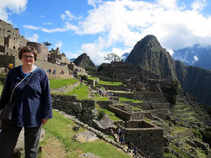 Ásgerður í Inkaborginni Machu Picchu í Perú. Hún segir fegurð og orku staðarins óraunverulega.