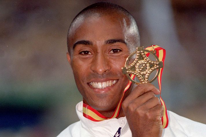 Colin Jackson með HM-gullið sitt árið 1999.