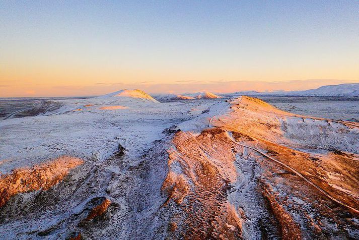 Líkur á eldgosi fara minnkandi þó enn sé hættustig á svæðinu.