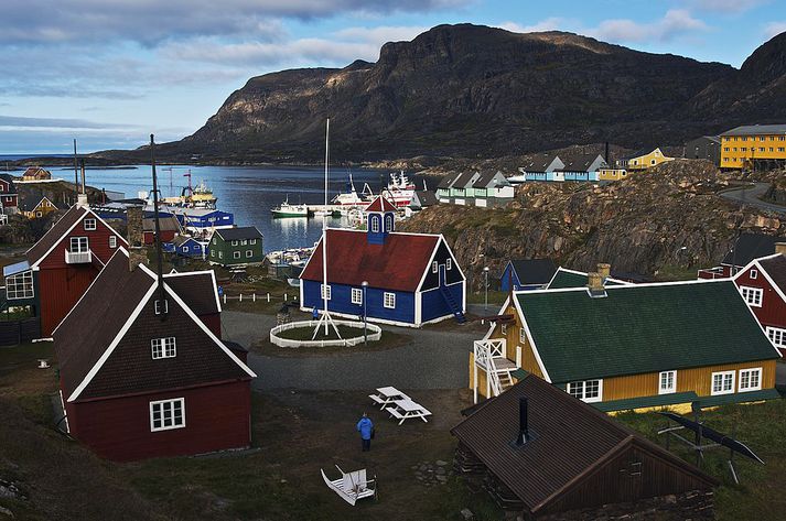 Eldurinn logar á milli þorpsins Sisimiut og Kangerlussuaq á Vestur-Grænlandi.