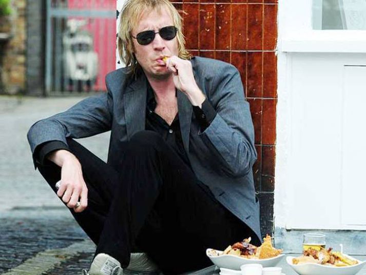 Rhys Ifans einmana á götuhorni.