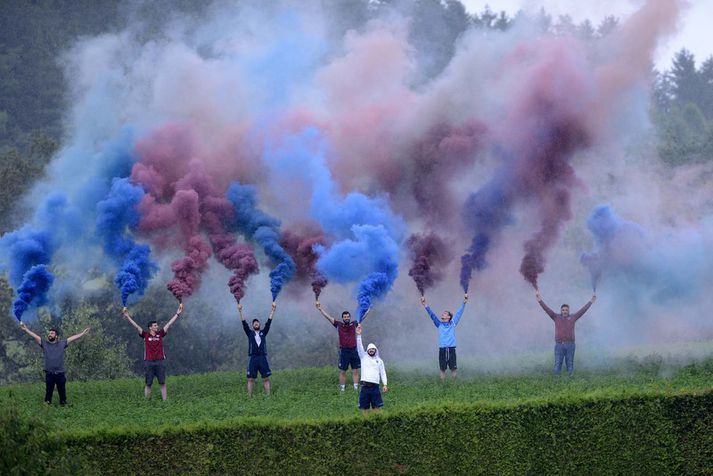 Stuðningsmenn Trabzonspor mættu í æfingabúðir í liðsins í Austurríki og sýndu leikmönnum stuðning með því að kveikja á blysum í litum félagsins.