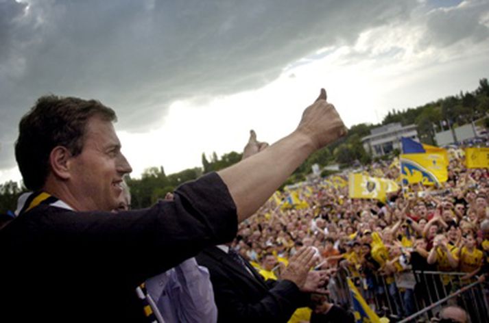 Alain Perrin sést hér fagna með stuðningmönnum Sochaux eftir að hafa unnið bikarinn í vor.