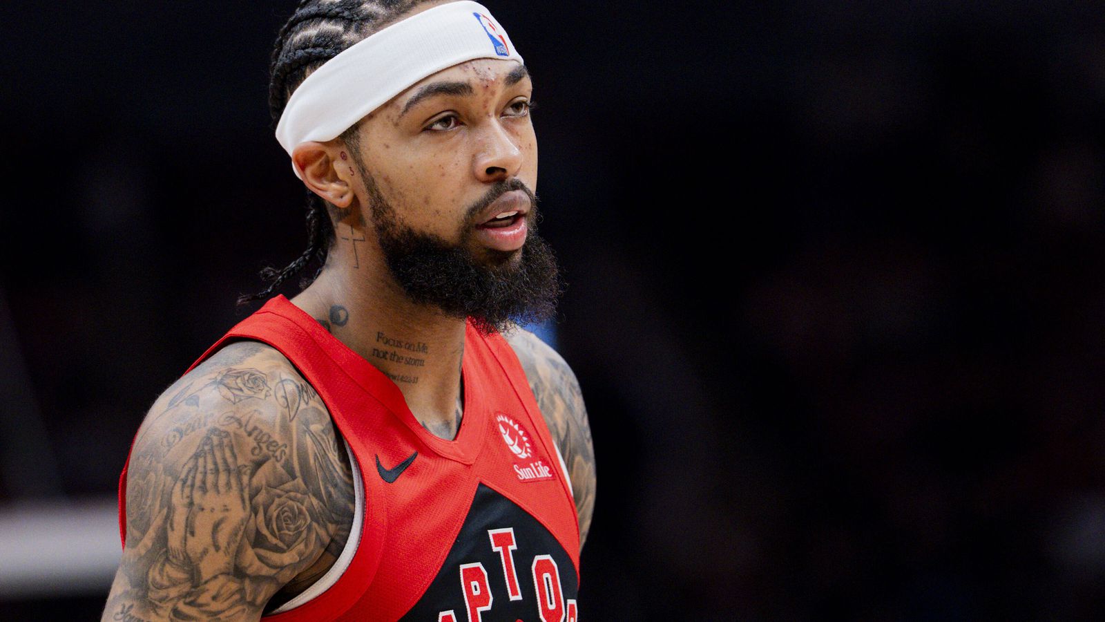 Sektaður um þrjár milljónir fyrir að kasta flösku í á­horf­anda