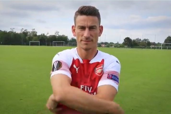 Laurent Koscielny klæddi sig úr treyju Arsenal og var í treyju Bordeaux undir.