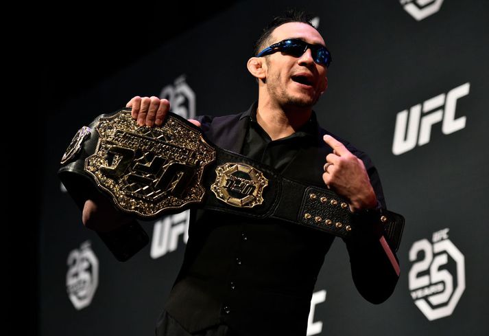 Tony Ferguson með beltið sitt.