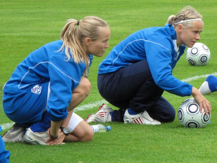 Edda Garðarsdóttir ásamt Dóru Maríu Lárusdóttur á einni æfingu íslenska liðsins.