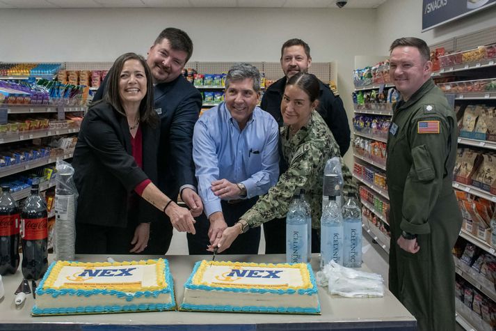 Á myndinni má sjá frá vinstri þau Joy Turner, svæðisvaraforseti Evrópudeildar NEX, Jimmy Busquets, framkvæmdastjóri NEX í Sigonella, Clyde Mc Cune, sölustjóri hjá NEX í Napólí, Marvin Ingólfsson, staðgengill stöðvarstjóra á Keflavíkurflugvelli fyrir hönd Landhelgisgæslunnar og Brett Butterfield, framkvæmdastjóri Patrol Squadron 40.