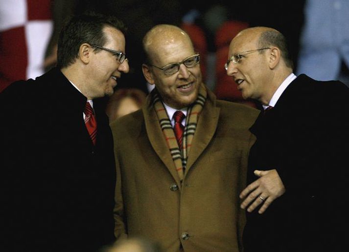 Glazer-fjölskyldan ætlar að halda áfram að stýra Manchester United og segir félagið ekki vera til sölu.