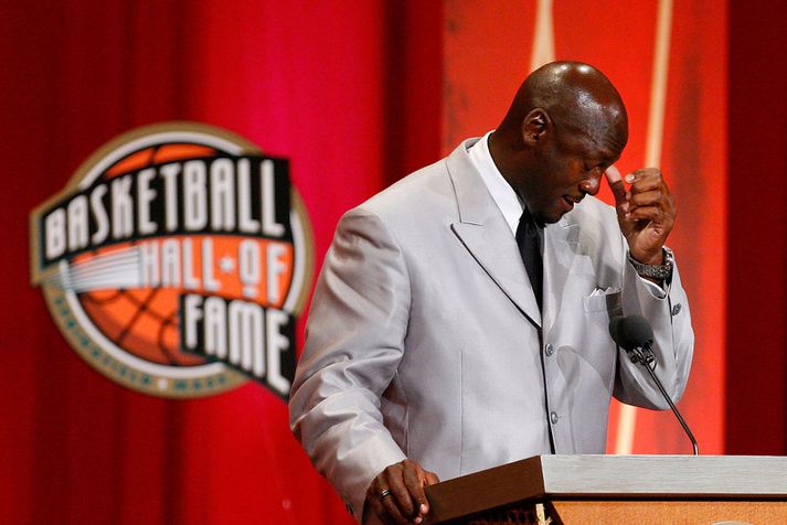 Michael Jordan táraðist líka þegar hann hélt ræðu þegar kappinn var tekinn inn í Frægðarhöllina.