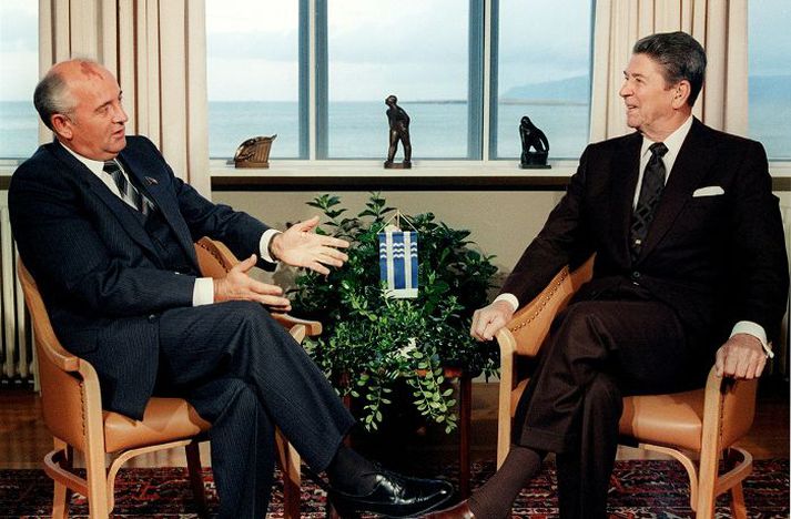 Fundur Ronalds Reagan og Mikhaíls Gorbatsjov í Reykjavík var sögulegur í meira lagi. Nú hyggst Ridley Scott gera kvikmynd um hvað fór fram á bak við luktar dyr Höfða sem heimsbyggðin beið eftir að myndu opnast.