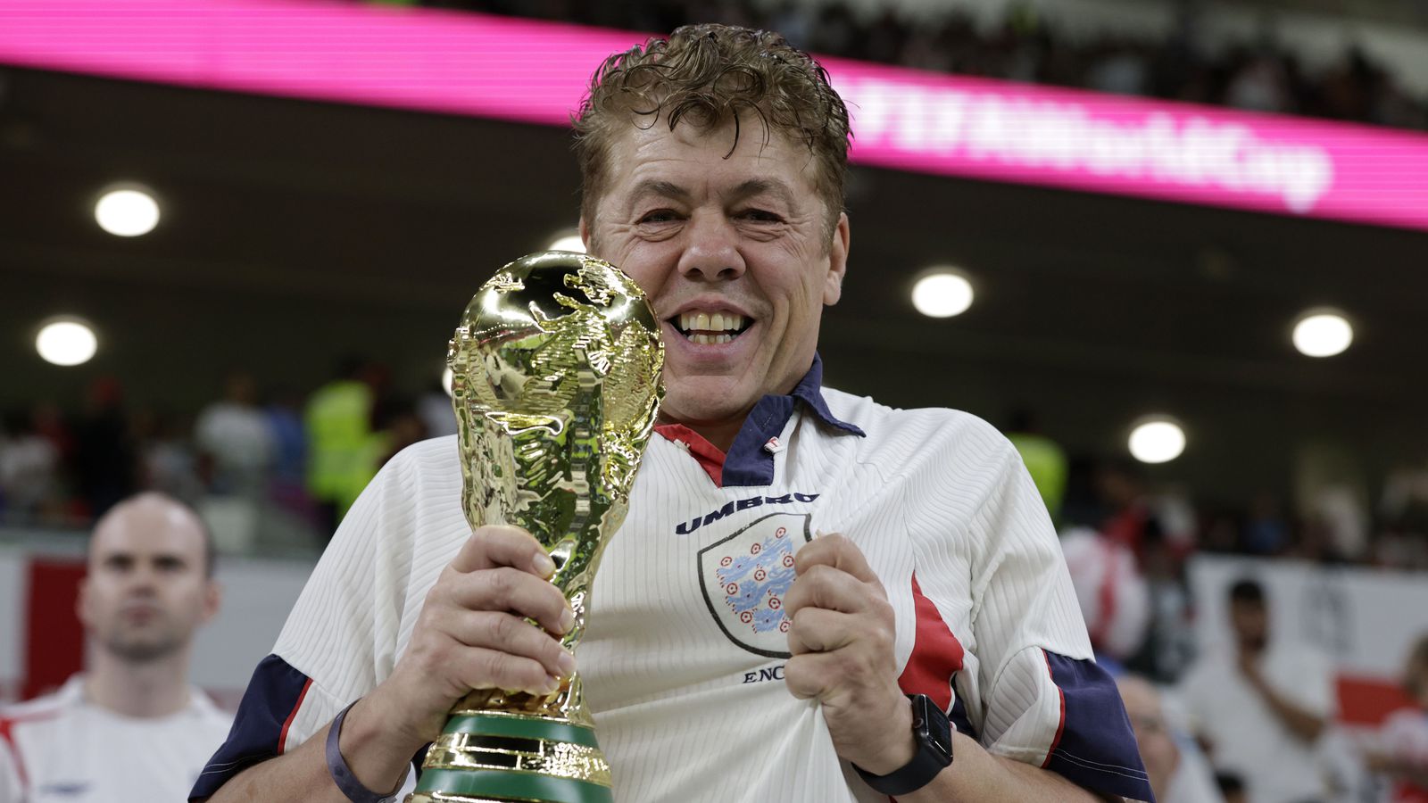 Selur húsið sitt til að komast á HM í fót­bolta