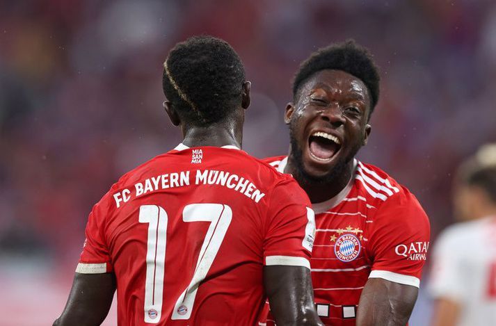 Alphonso Davies fagnar marki Bayern München með Sadio Mane um helgina.