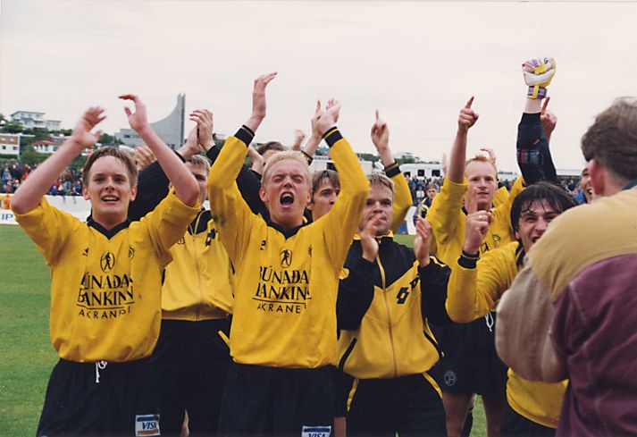 Skagamenn fagna eftir að hafa unnið Keflvíkinga, 2-1, í bikarúrslitaleiknum 1993.
