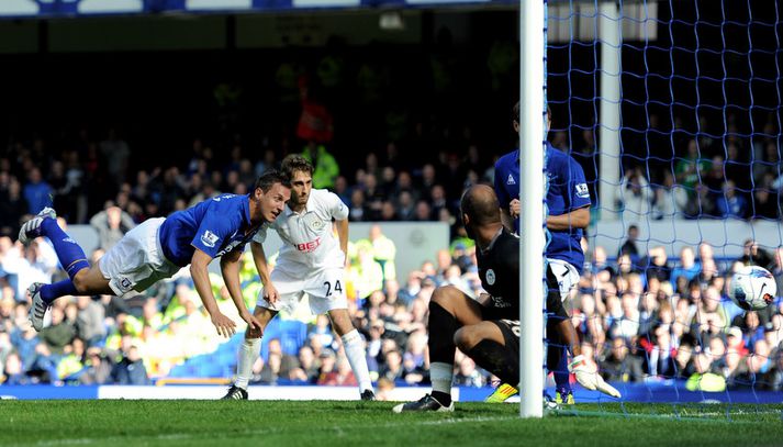 Phil Jagielka skorar hér á móti Wigan.