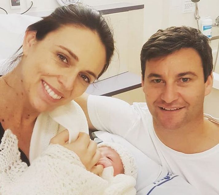 Jacinda Ardern ásamt eiginmanni sínum Clarke Gayford.