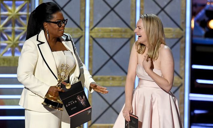 Þættirnir Handsmaid's Tale sópuðu að sér verðlaunum. Hér tekur aðalleikona þáttanna, Elisabeth Moss, við verðlaunum frá spjallþáttadrottningunni Oprah Winfrey.