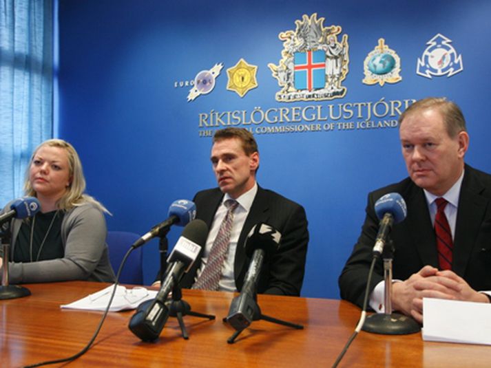 Ingibjörg Guðbjartsdóttir, frá Seðlabankanum, Helgi Magnús Gunnarsson, saksóknari efnahagsbrotadeildar Ríkislögreglustjóra, og Gunnar Þ. Andersen, forstjóri FME, greindu frá rannsókninni í gær. Um þrjátíu manns tóku þátt í aðgerðunum sem hófust í gærmorgun.