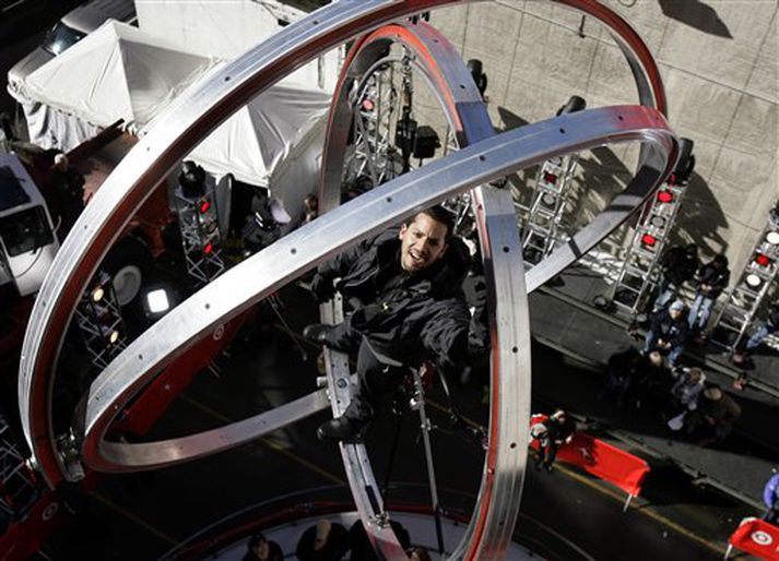 Sjónhverfingamaðurinn David Blaine ætlar að losa sig úr þessari hringekju fyrir föstudagsmorgun.