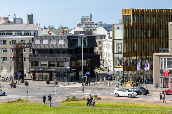 Á meðan sumarið er mesta vertíðin fyrir suma vinnustaði, eru þeir ófáir vinnustaðirnir sem eru hálf tómir í lok júlí því langflestir eru í fríi; vinnufélagar og viðskiptavinir. En látum okkur ekki leiðast í marga daga í viðbót heldur gerum gott úr hlutunum með því að hugsa upp eitthvað skemmtilegt.