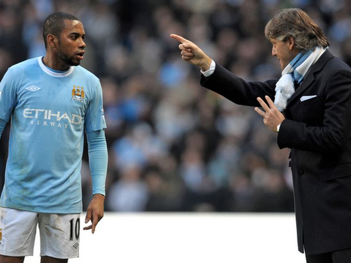 Roberto Mancini talar hér við Robinho í leiknum í dag.