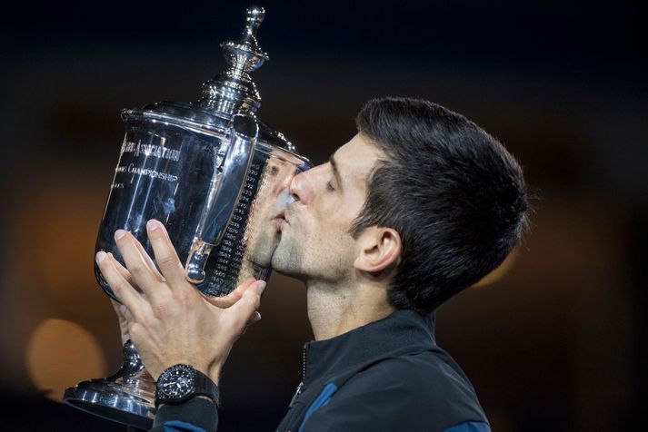 Djokovic kyssir bikarinn í nótt