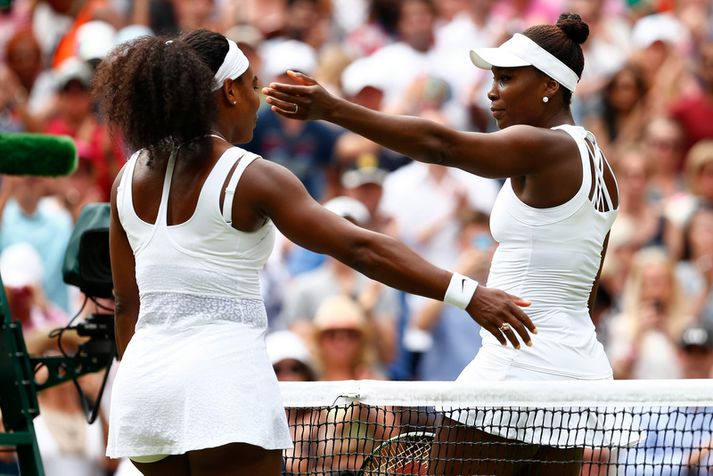 Serena Williams faðmar systur sína Venus eftir leik.