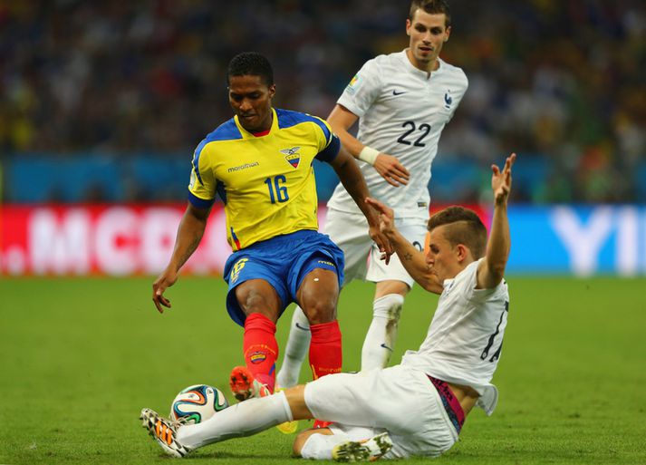 Antonio Valencia fékk rautt fyrir þessa tæklingu.