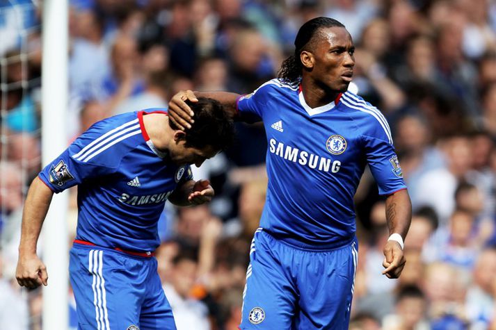 Drogba huggar hér Lampard eftir að hann klúðraði víti í dag.