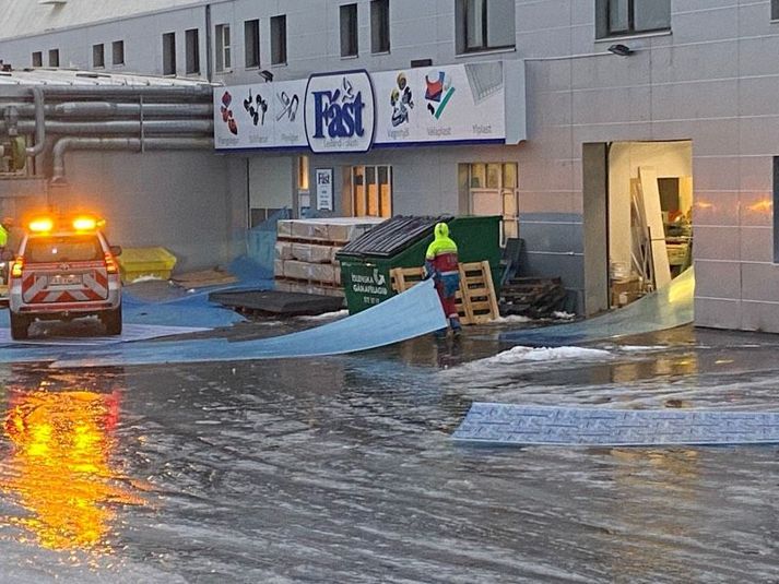 Plastplötur virðast hafa tekist á loft á Köllunarklettsvegi.