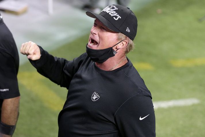 Jon Gruden, þjálfari Las Vegas Raiders í leiknum á mánudagskvöldið.