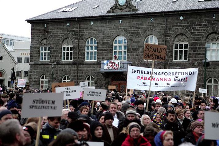 Stjórnlagaþing Hávær krafa um stjórnlagaþing kom fram í búsáhaldabyltingunni. Nú er Alþingi með frumvarp um slíkt þing til meðferðar. Hugsanlegt er að kosið verði til þingsins í október.