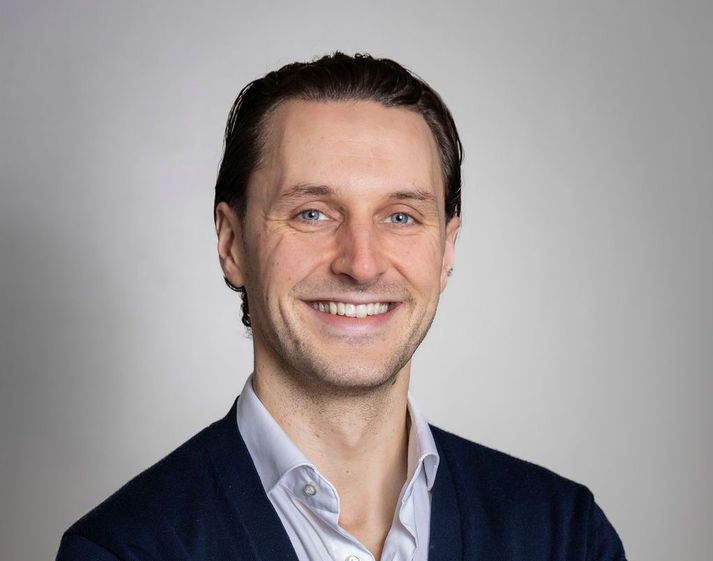 Ásgeir Elvar er menntaður viðskiptafræðingur frá Háskóla Reykjavíkur og starfar sem framkvæmdastjóri Bílaleigunnar Geysis. 