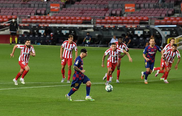 Messi skorar sitt 700. mark með þægilegri ´chippu´í leiknum gegn Atletico Madrid í gær.