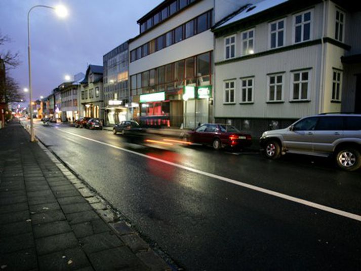 Íbúar við Hverfisgötu geta ekki lengur lagt í bílastæði á götunni. Málað verður yfir þau og þau gerð að hjólastíg tímabundið.