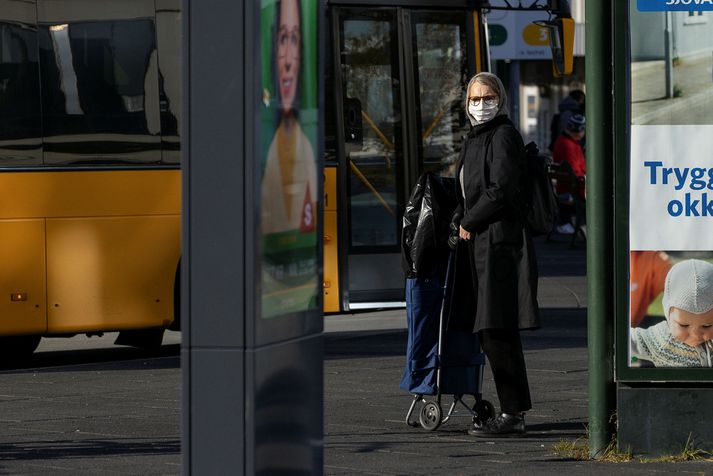 Í tuttugu manna samkomubanninu í vor var ekki mikil áhersla lögð á grímunotkun en nú er víða grímuskylda, til dæmis í strætó.