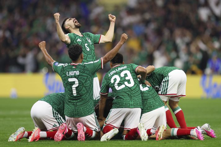 Johan Vasquez fagnar marki Raul Jimenez með tilþrifum en liðsfélagar hans hrúast yfir markaskoranum.