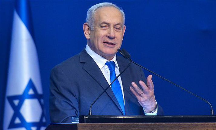 Benjamin Netanyahu segir Ísraela einungis vera að verja sig og að árásum sé beint að Hamas. Óbreyttir borgarar eru þó í meirihluta þeirra sem hafa fallið.