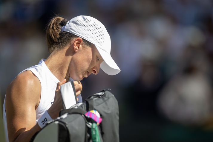 Iga Swiatek er úr leik á Wimbledon-mótinu eftir óvænt tap á móti Alexöndru Eala frá Filippseyjum.
