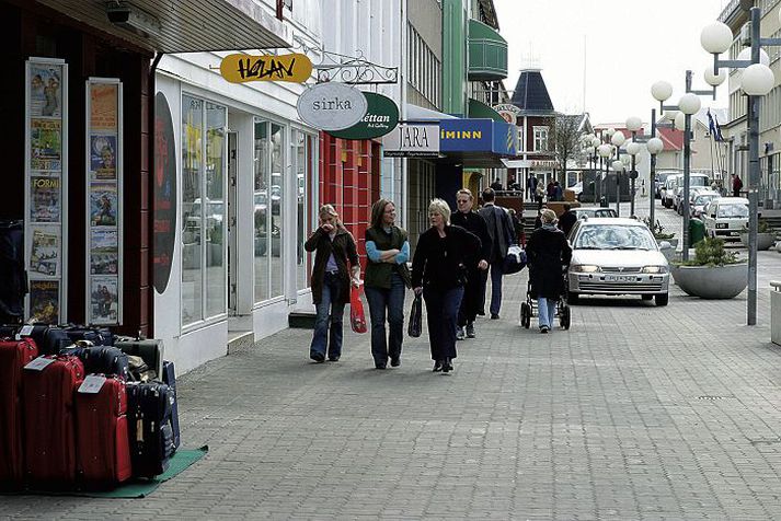 Göngugatan á akureyri Helmingur Akureyringa er hlynntur því að loka fyrir umferð í miðbænum.mynd úr safni