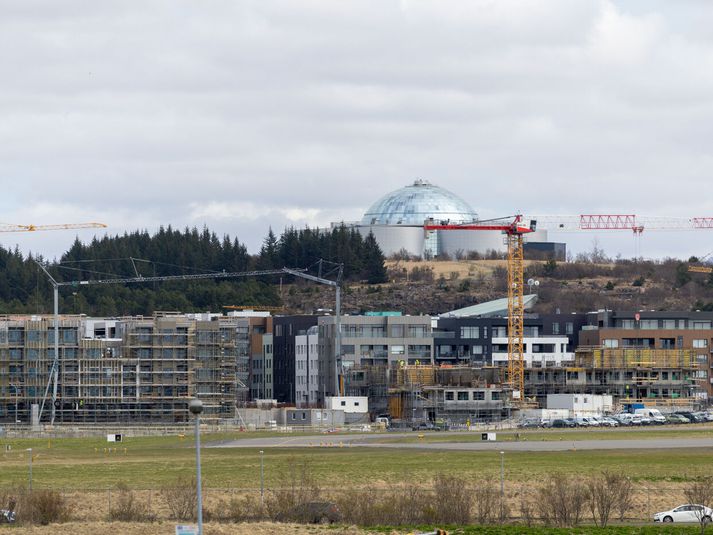 Íbúðauppbygging við Hlíðarenda, handan Reykjavíkurflugvallar. Borgin ætlar almennt ekki lengur að setja bindandi hlutfallsviðmið um stærð eða herbergjafjölda íbúða á einstökum byggingarreitum.