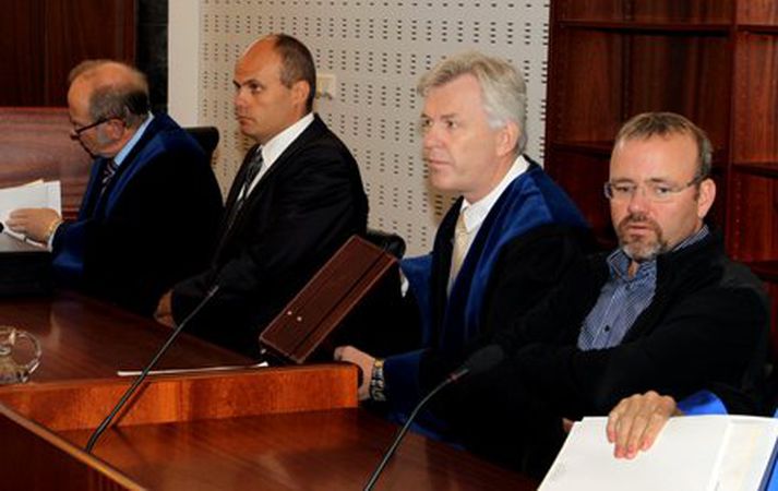 Sakborningar ásamt lögmönnum við þingfestingu málsins í Héraðsdómi Reykjavíkur. Mynd/ Anton Brink.