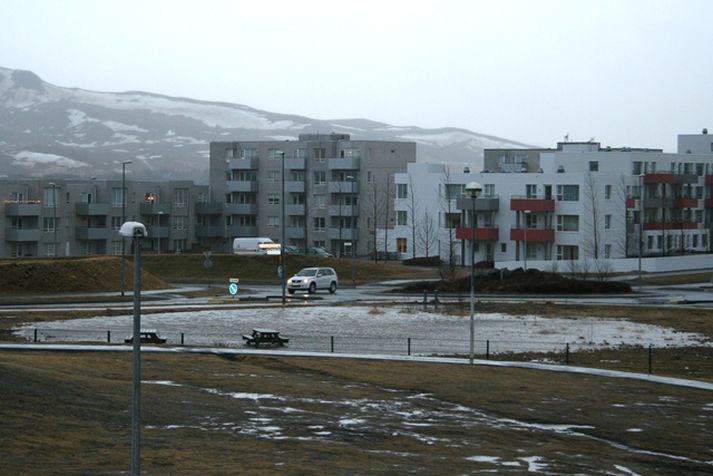 Pollurinn sem hefur myndast núna er mjög djúpur enda hefur rignt mikið undanfarna daga. „Þetta er mjög hættulegt fyrir börn sem fara þarna um,“ segir Harpa.