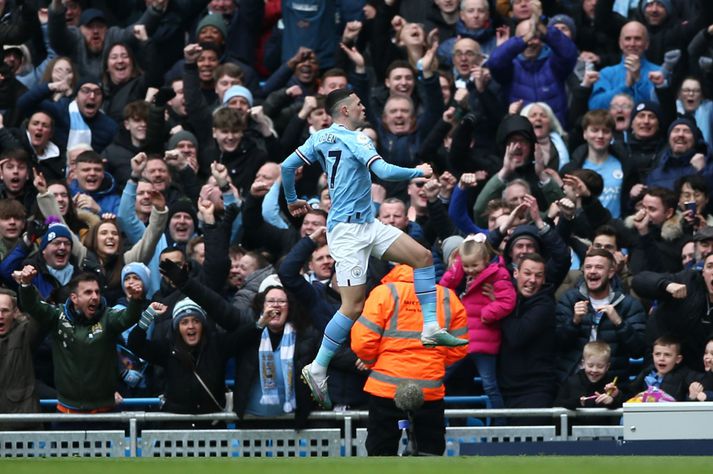 Phil Foden fagnar marki sínu.