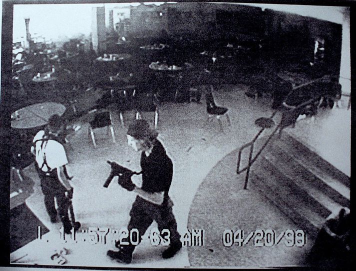 Mynd úr öryggismyndavél af þeim Eric Harris og Dylan Klebold í Columbine-skólanum 20. apríl 1999.