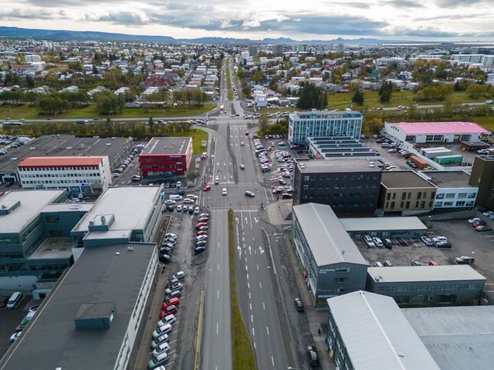 Slysið varð á Miklubraut við Skeifuna.